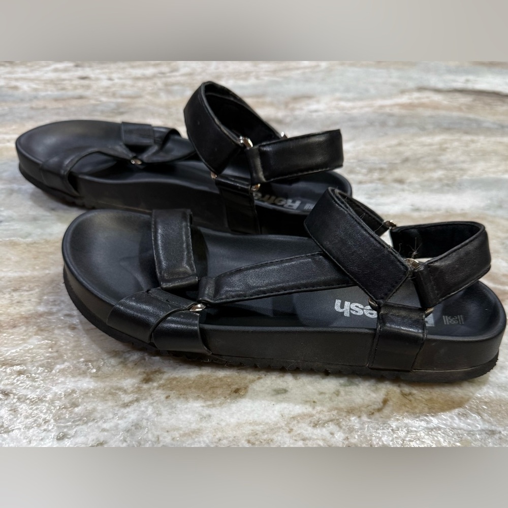 Refresh women’s Black sports sandals. Size 7.5 / 38